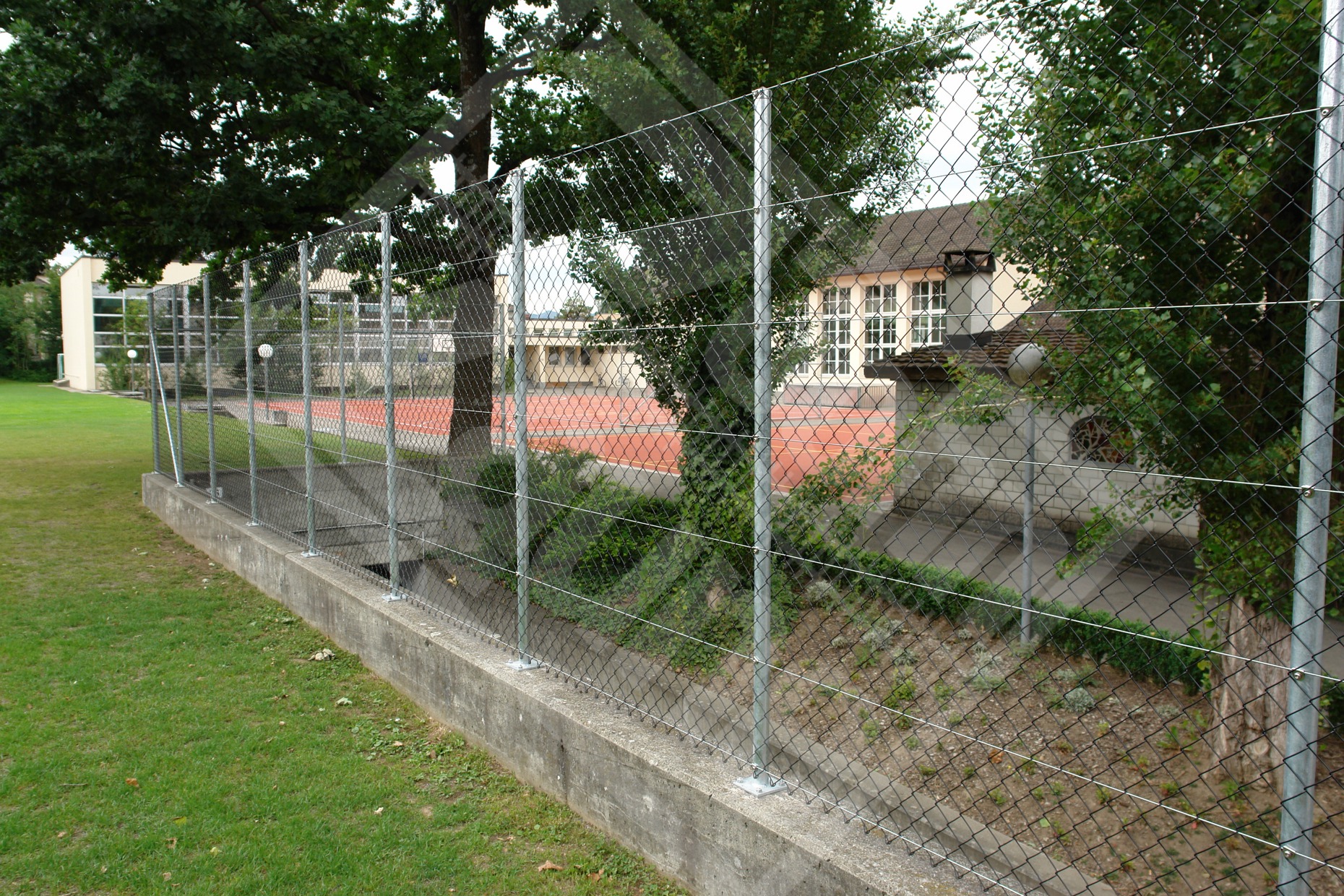 9 Diagonalgeflechtzaun Pfosten verzinkt mit Geflecht verzinkt u. schwarz beschichtet