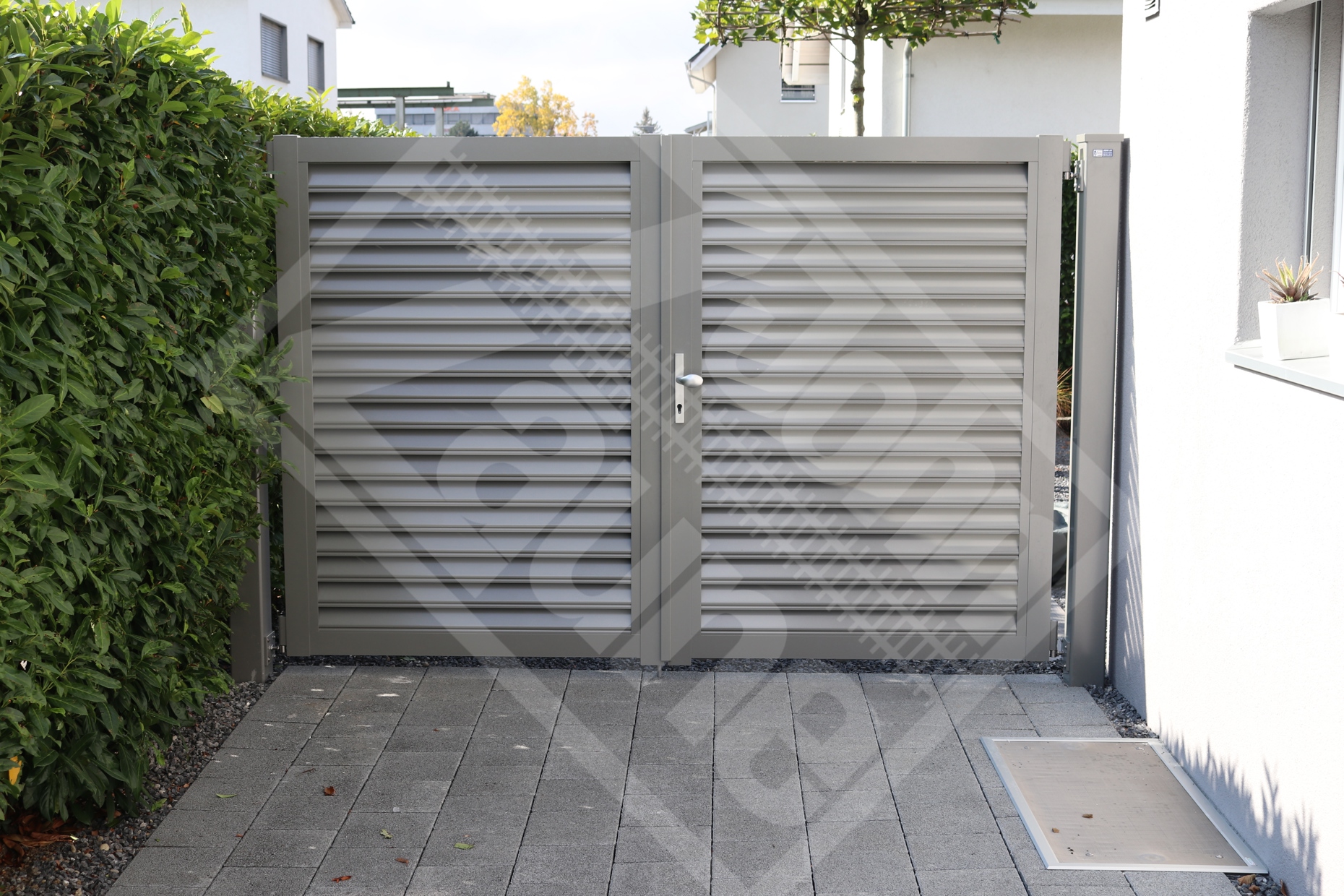 3 Aluminium-Sichtschutztüre mit Horizontallamellen