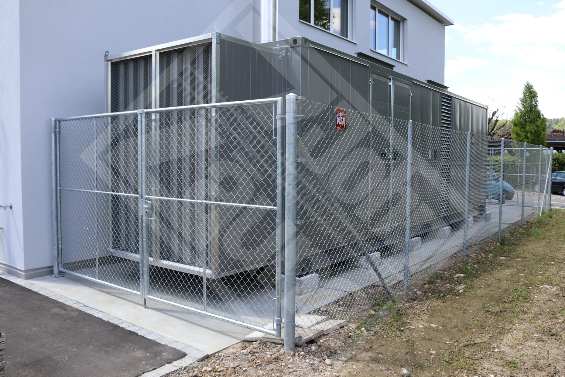 4 Diagonalgeflechtzaun um Gebäude-Technikanlage
