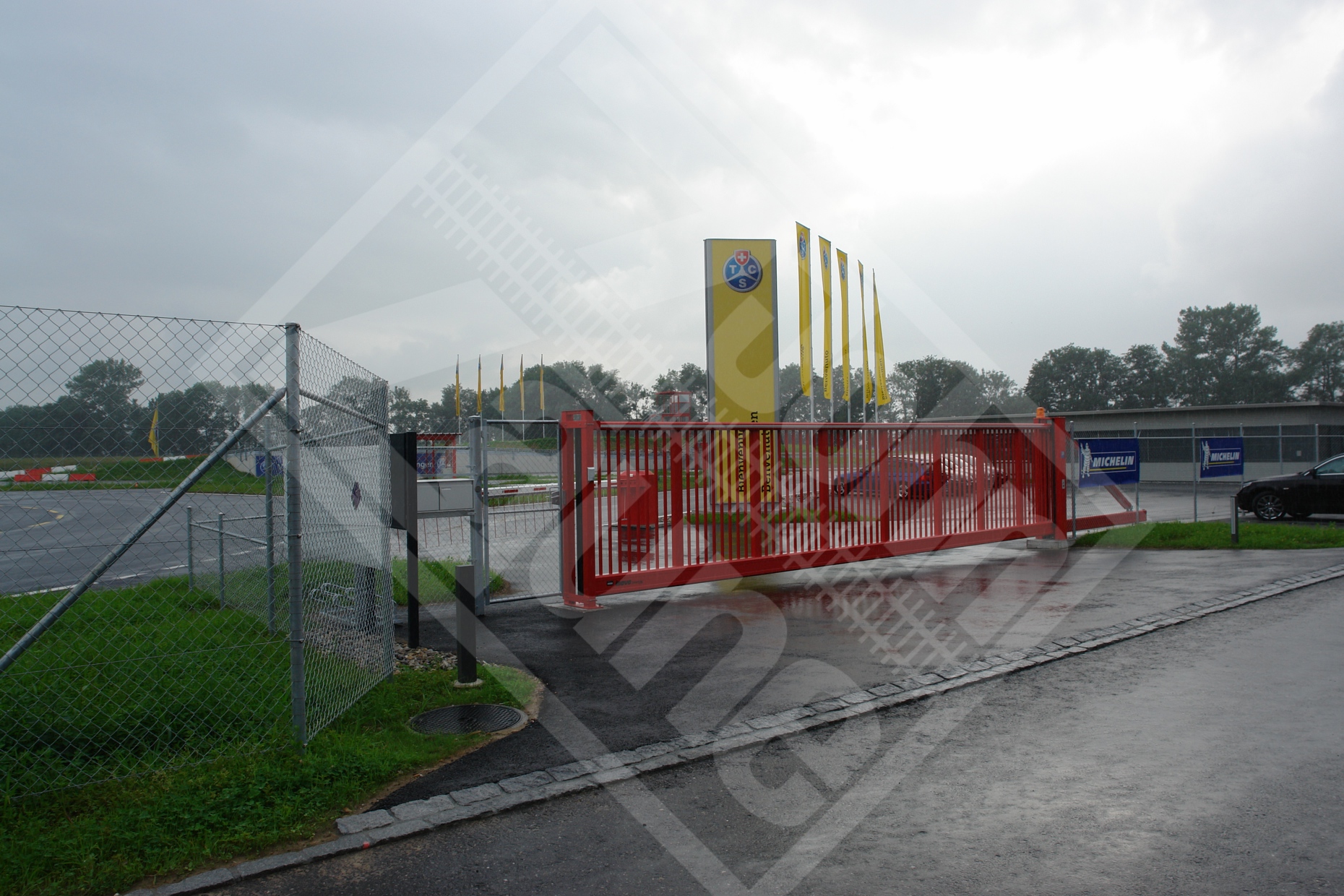 11 Automatische Aluminium-Schiebetoranlage beschichtet, Breite 10 m