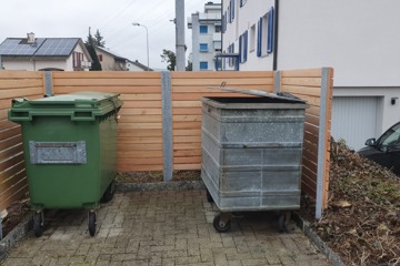 Lärchenzaun sorgt für diskrete Einhausung der Entsorgungsstelle