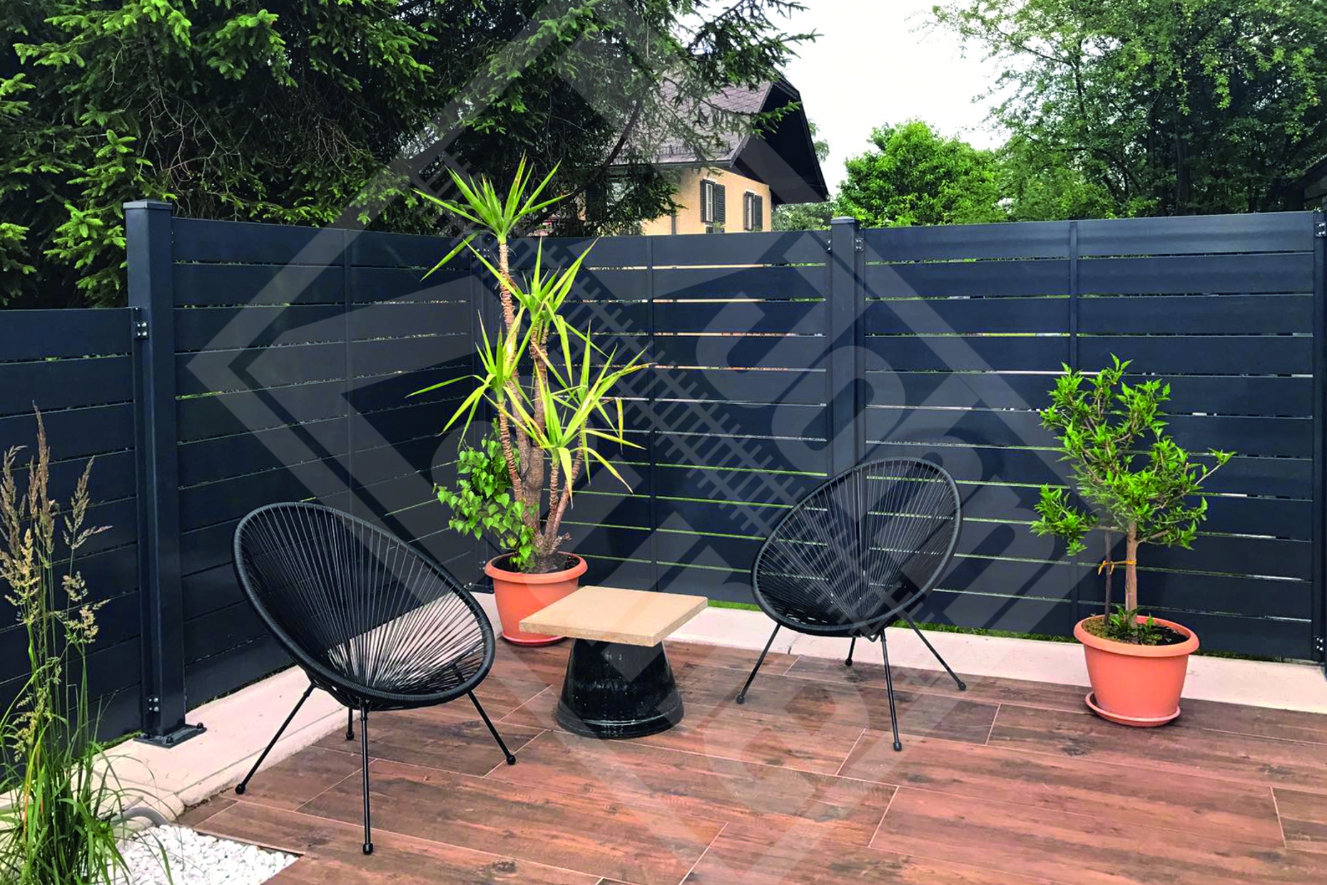2 Aluminium'-Sichtschutzzaun Latten horizontal mit Abstand
