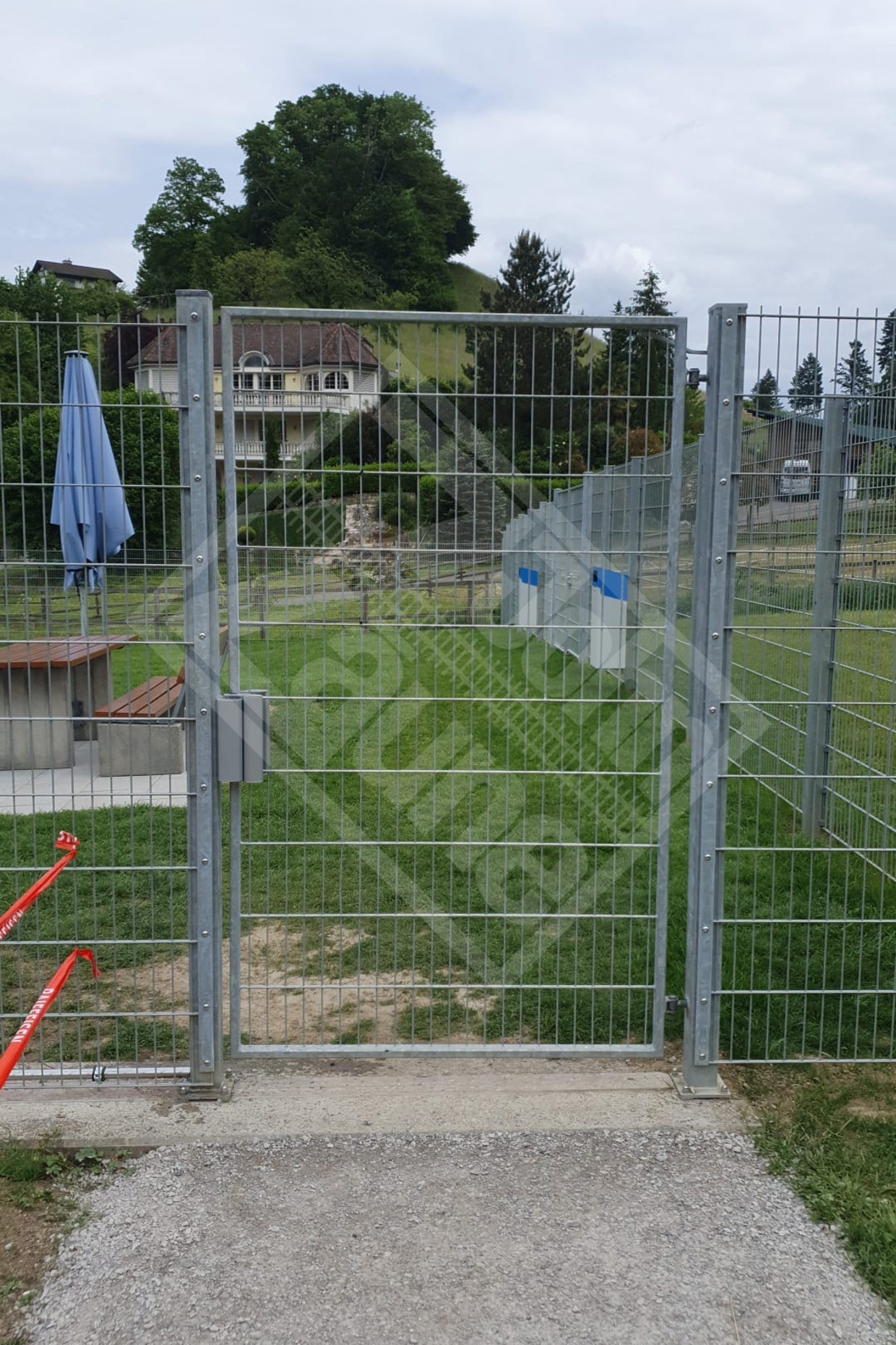 Türe mit Magnetschloss