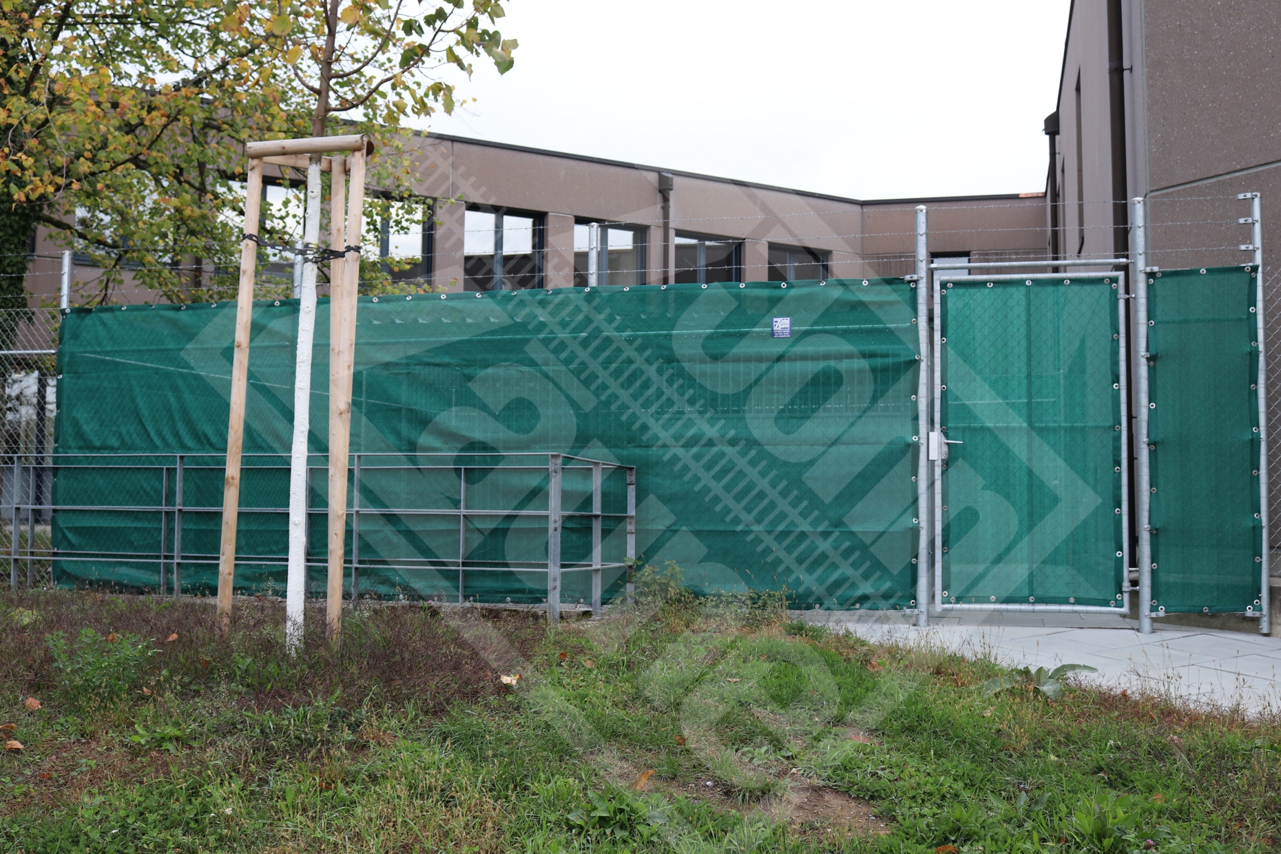 11 Diagonalgeflechtzaun-Einflügeltüre mit Sichtschutz grün und mit 3 Natodrähten
