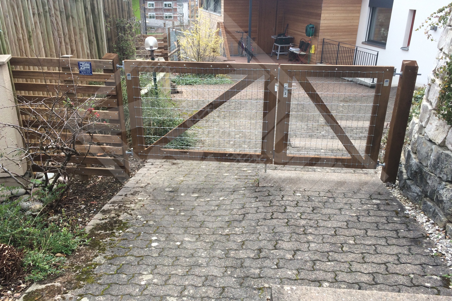 3 Knotengitterzaun-Doppeltor mit Holzkonstruktion