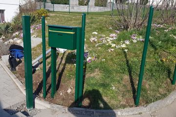 Diagonalgeflechtzaun grün mit Einfahrtstor und Briefkasten in Hägglingen