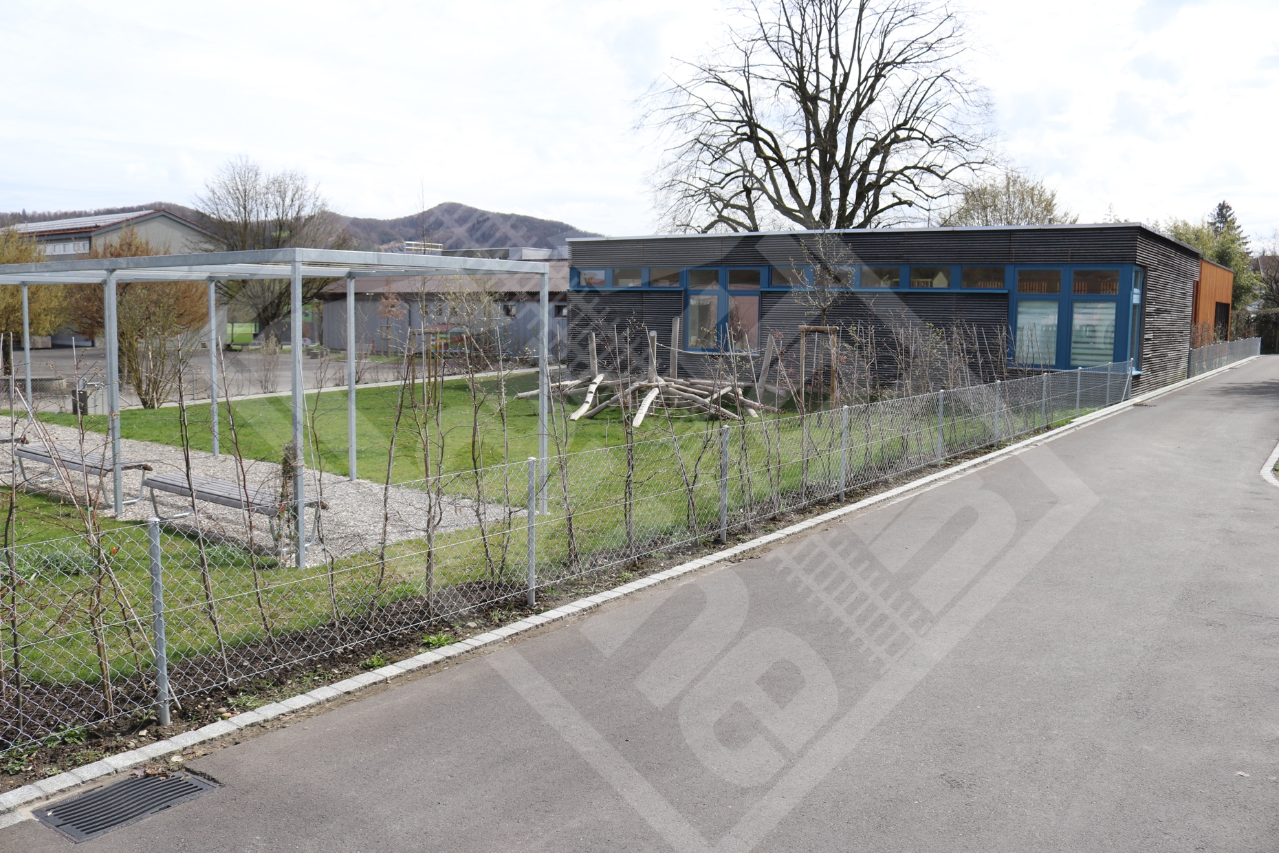 2 Diagonalgeflechtzaun verzinkt um Kindergarten