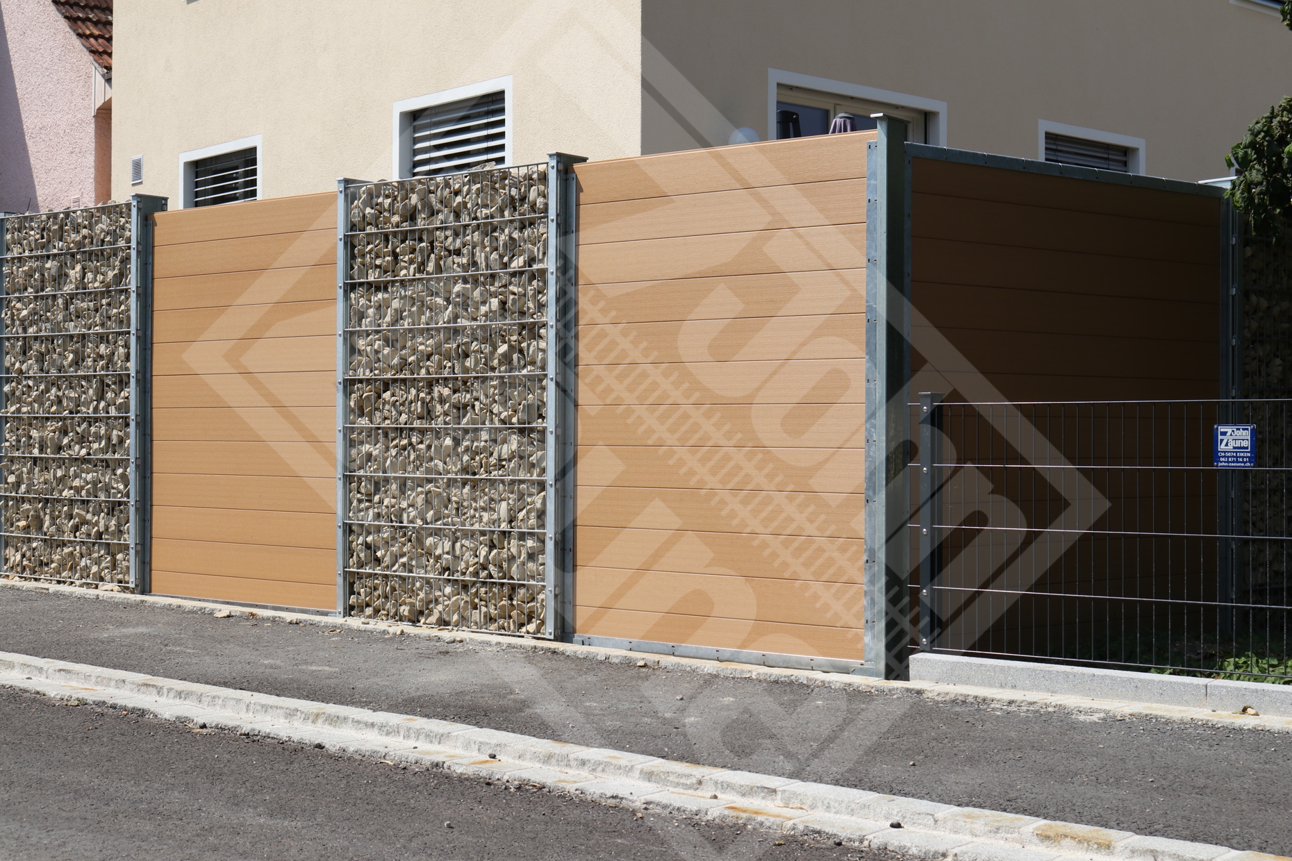 1 Sichtschutzzaun mit Gittermatten-Steinkorbgabionen und WPC- Sichtschutzzaun hellbraun