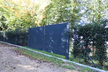 Sichtschutz-Doppeltor mit Aluminium-Vollblechfüllung in Arlesheim