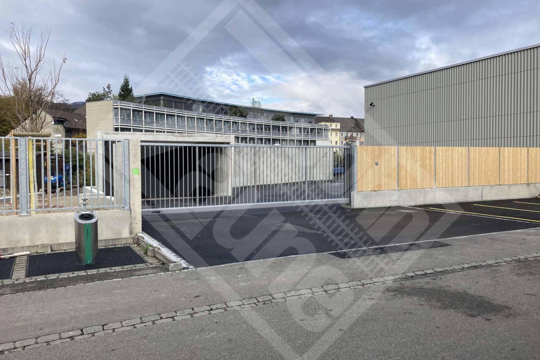 13 Automatische Stahl-Schiebetoranlage mit Induktionsschleife, Breite 8 m