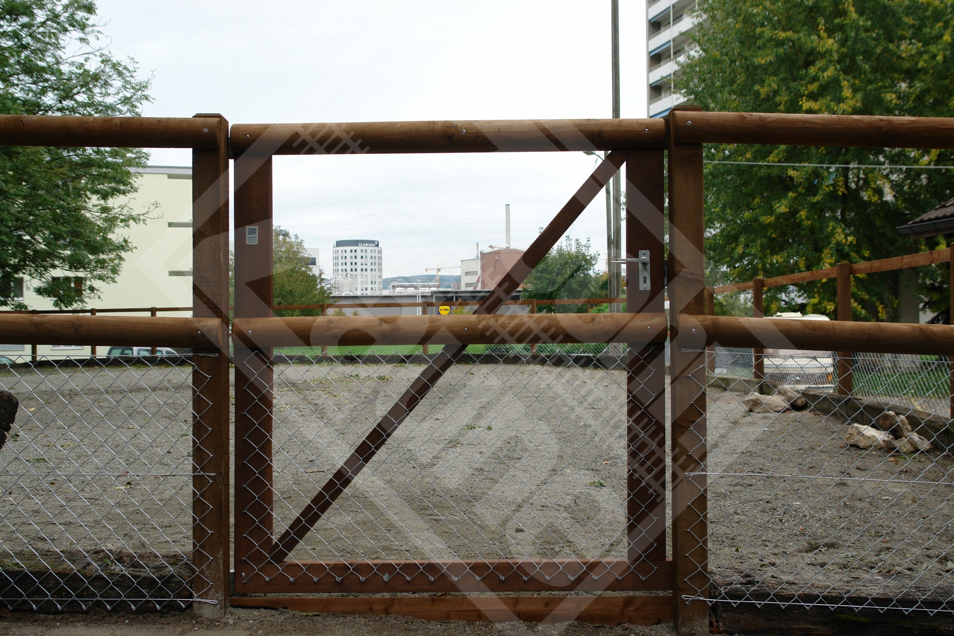 2 Weidezauntüre mit Diagonalgeflecht unten an Holzpfosten