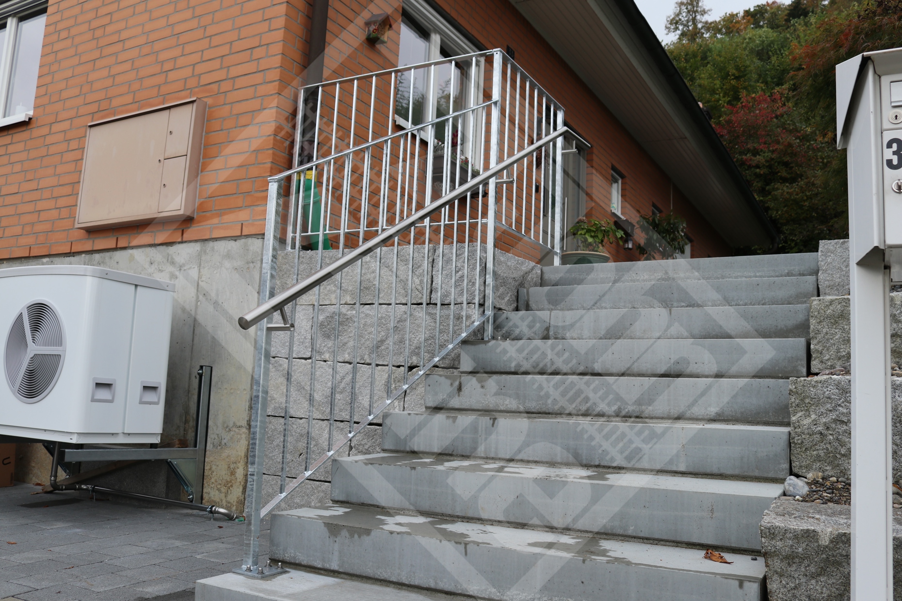 15 Vierkant-Stahlstaketen-Treppengeländer verzinkt mit  Edelstahl-Handlauf
