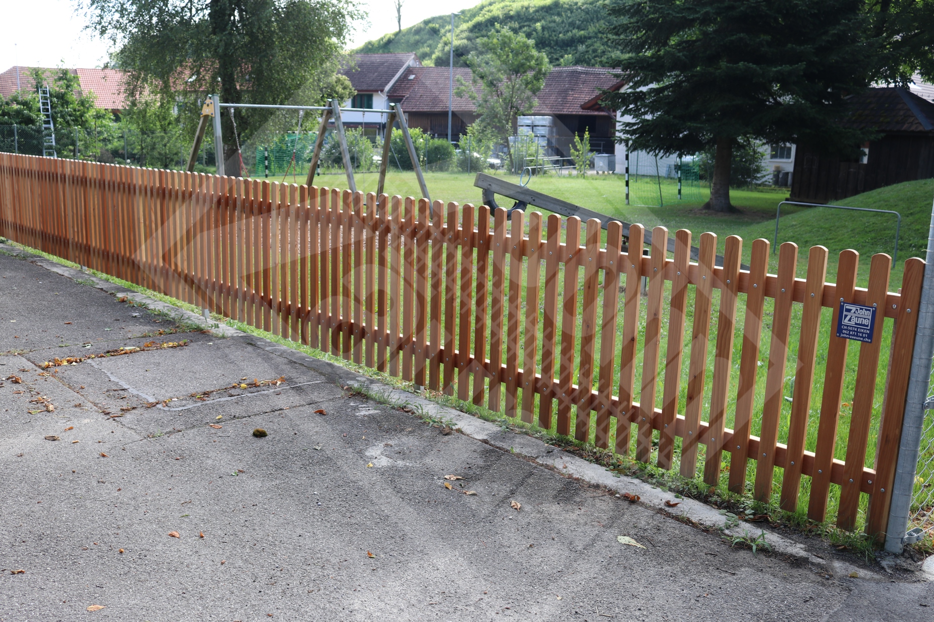 2 Staketenzaun um Spielplatz