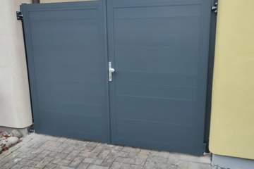 Aluminium-Sichtschutztüre in Stein