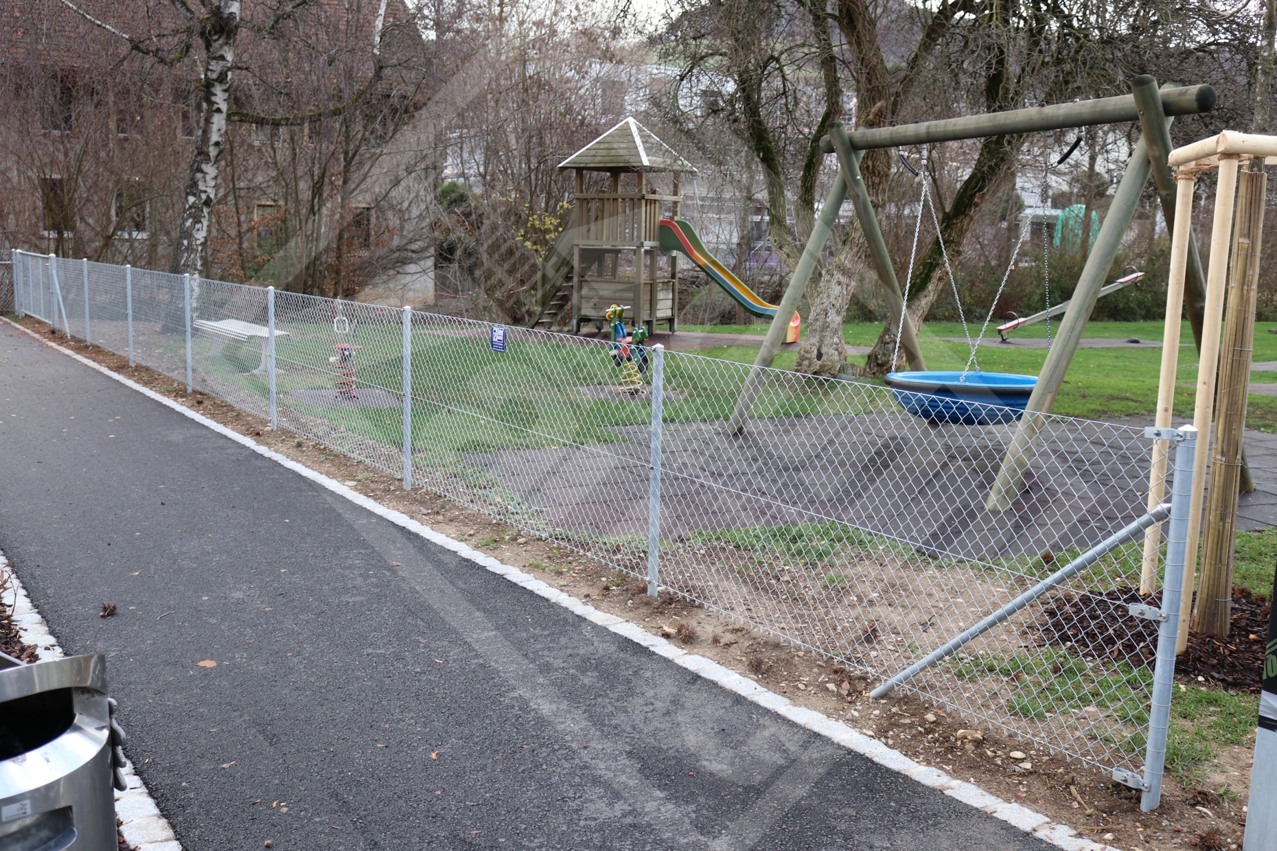 1 Diagonalgeflechtzaun verzinkt um öffentl. Spielplatz
