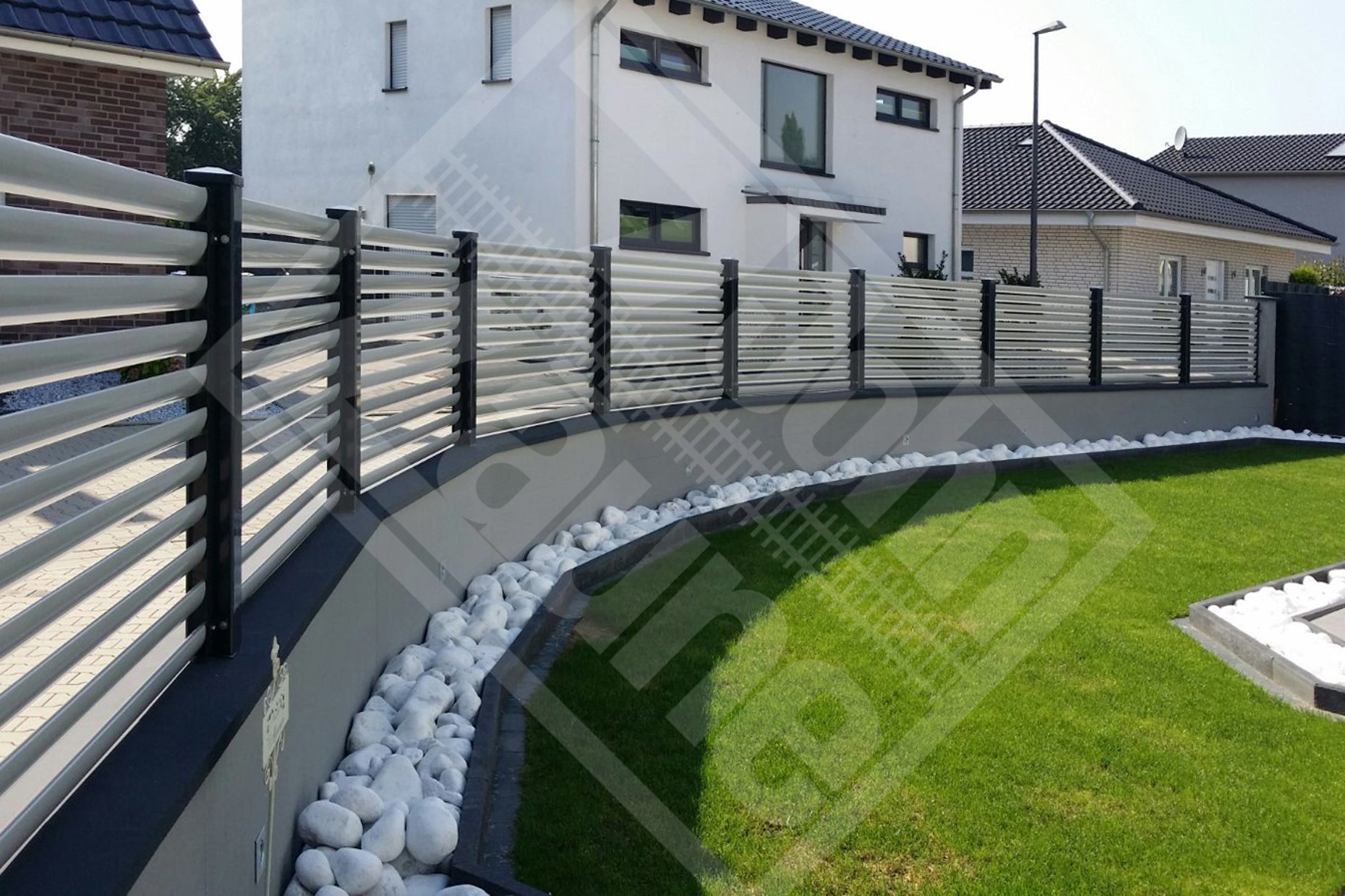 5 Aluminiumzaun mit schräggestellten Horizontallamellen