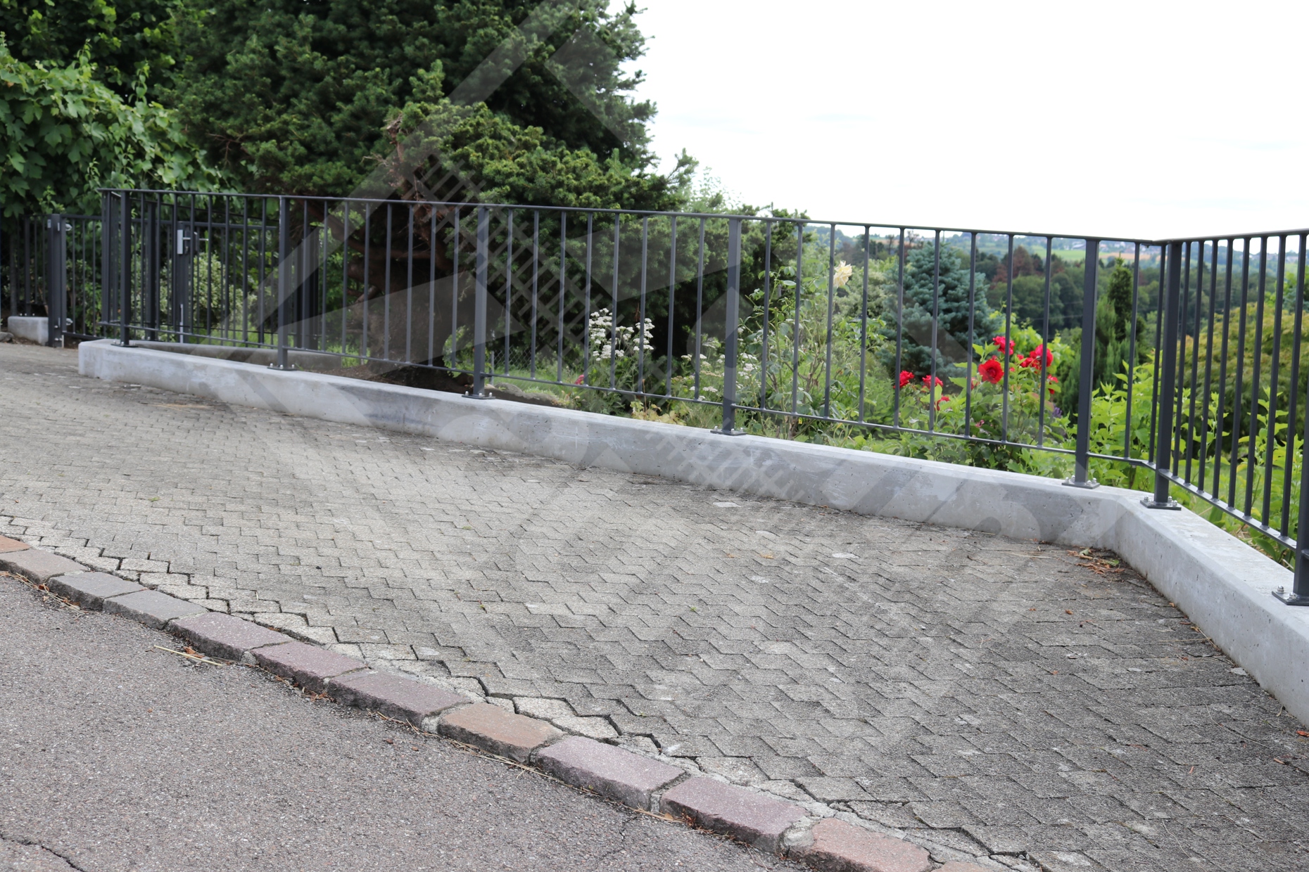 1 Staketengeländer verzinkt u. beschichtet auf Mauer