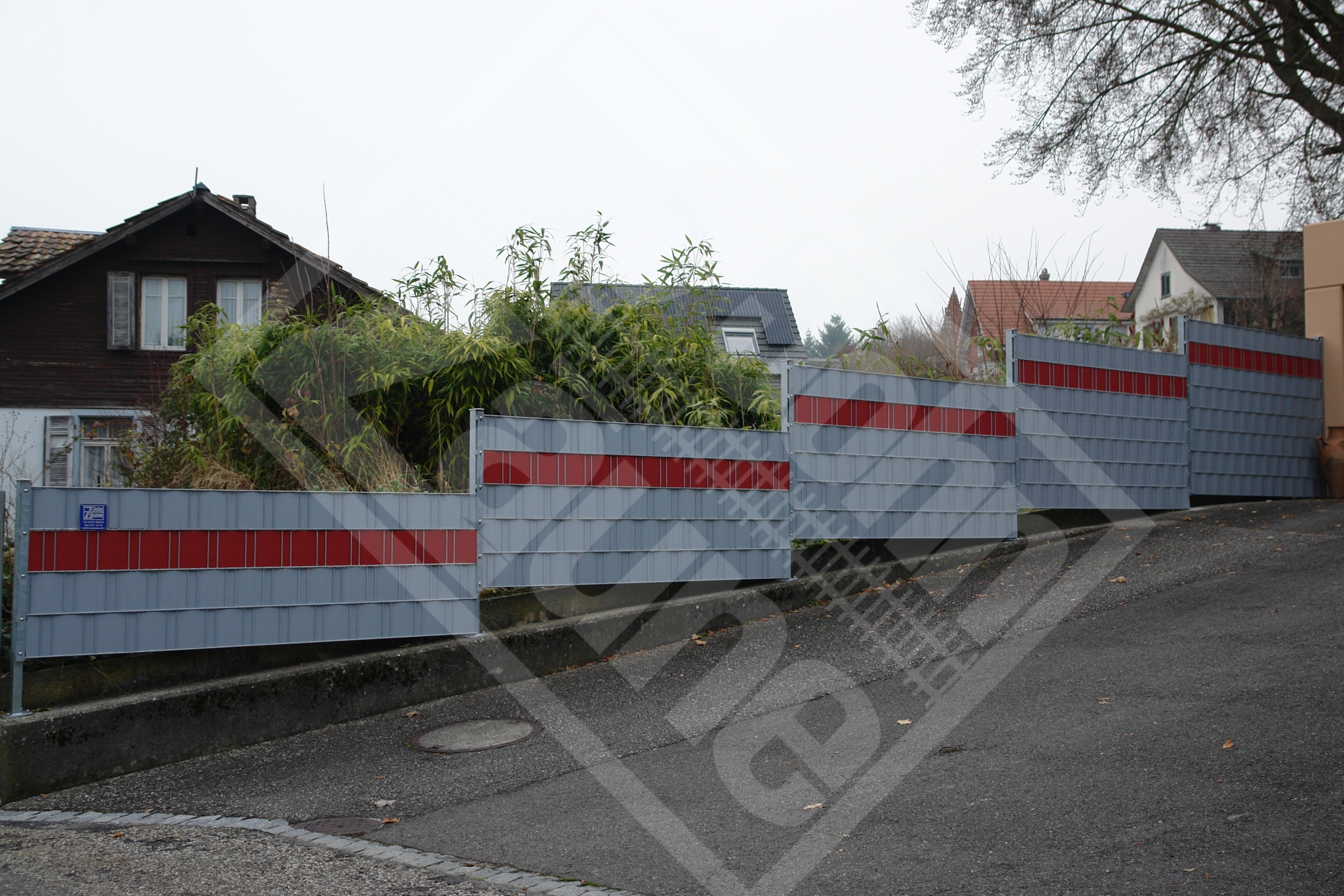 3.1.6 Doppelstab-Gittermattenwand verzinkt mit Kunststoff-Sichtschutzstreifen grau-rot