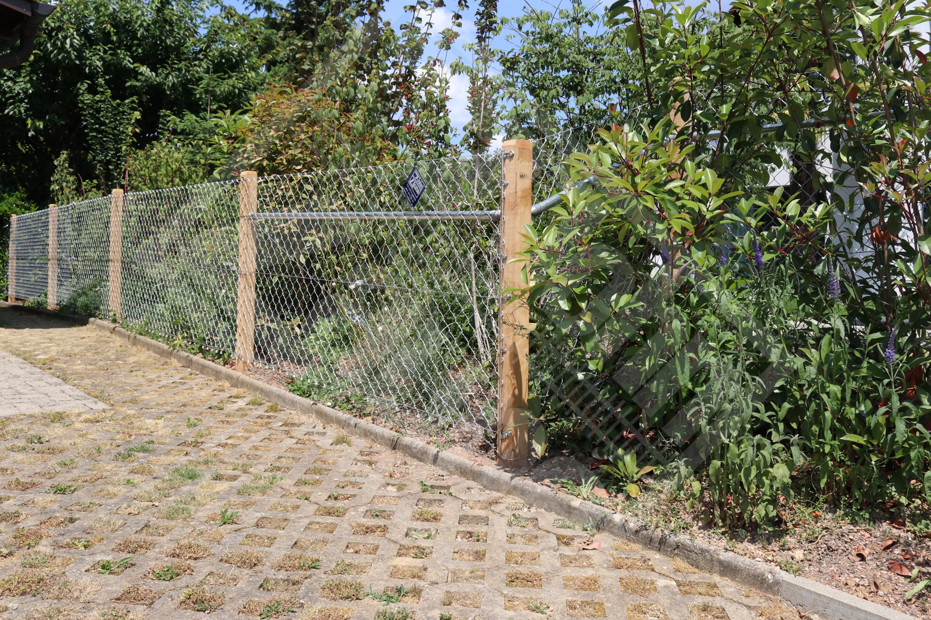 17 Diagonalgeflechtzaun mit Akazienpfosten