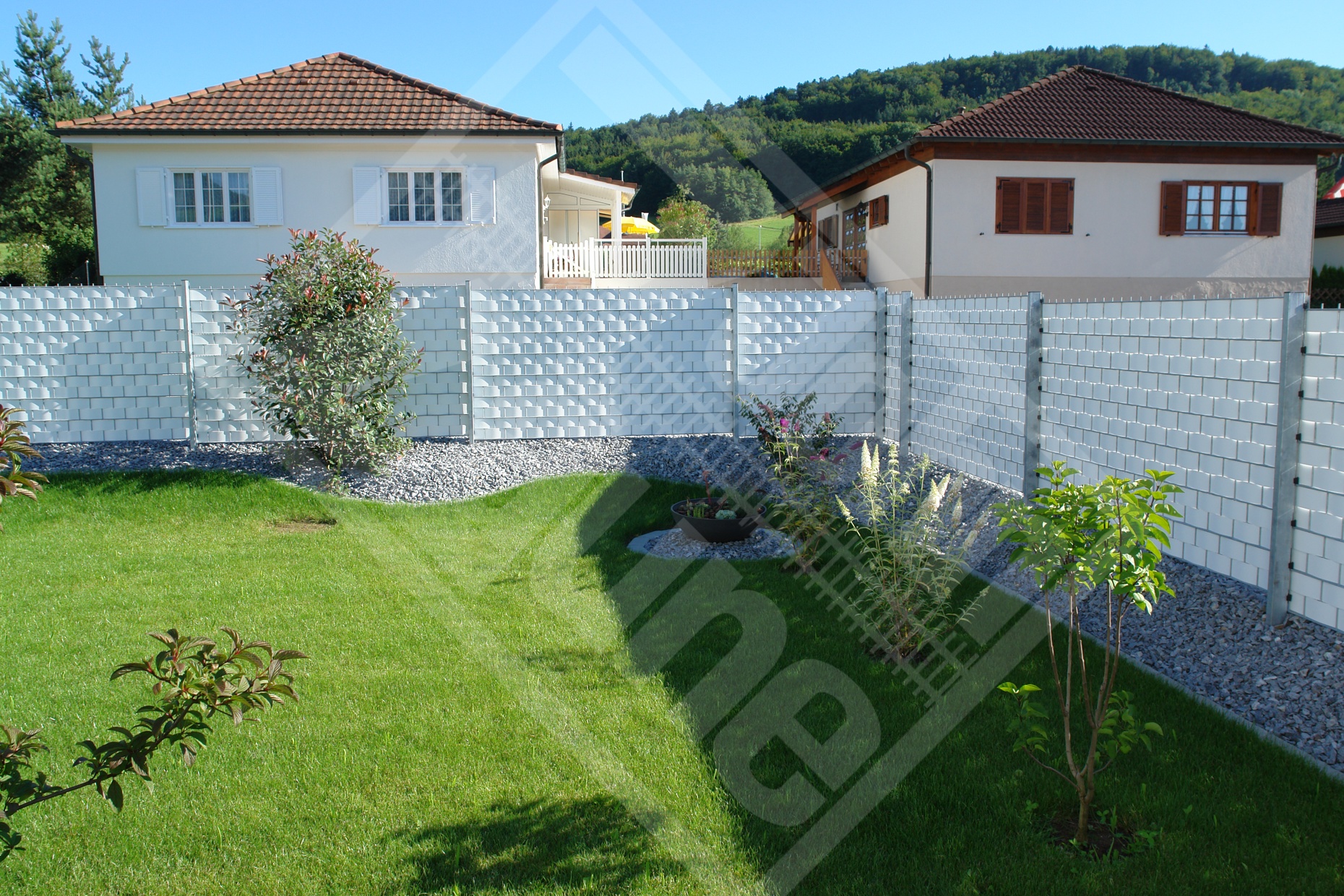 2 Doppelstab-Gittermattenwand verzinkt mit Kunststoff-Sichtschutzstreifen weiss
