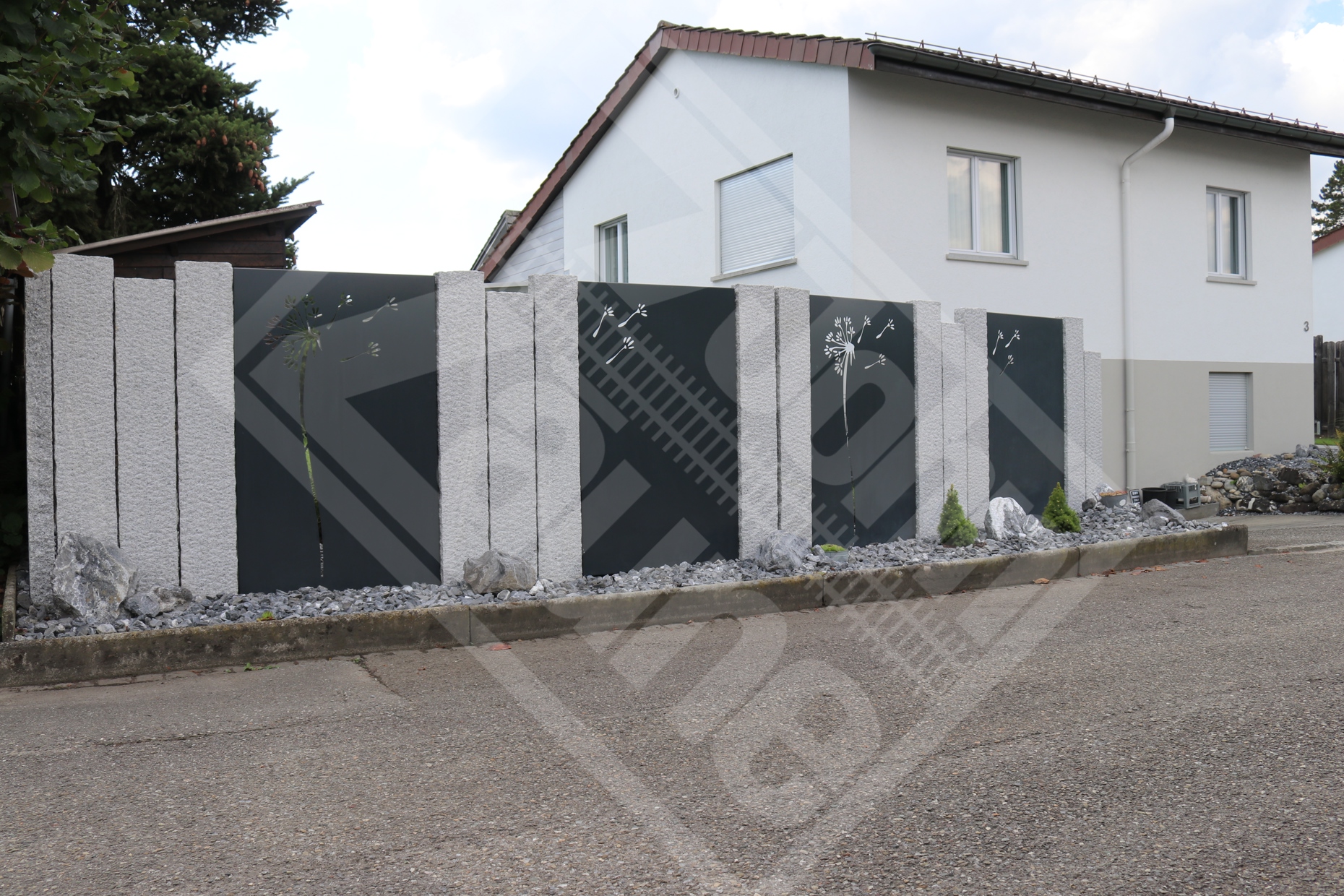 2 Granitstelen-Sichtschutz mit Stahl-Motivwänden anthrazitgrau