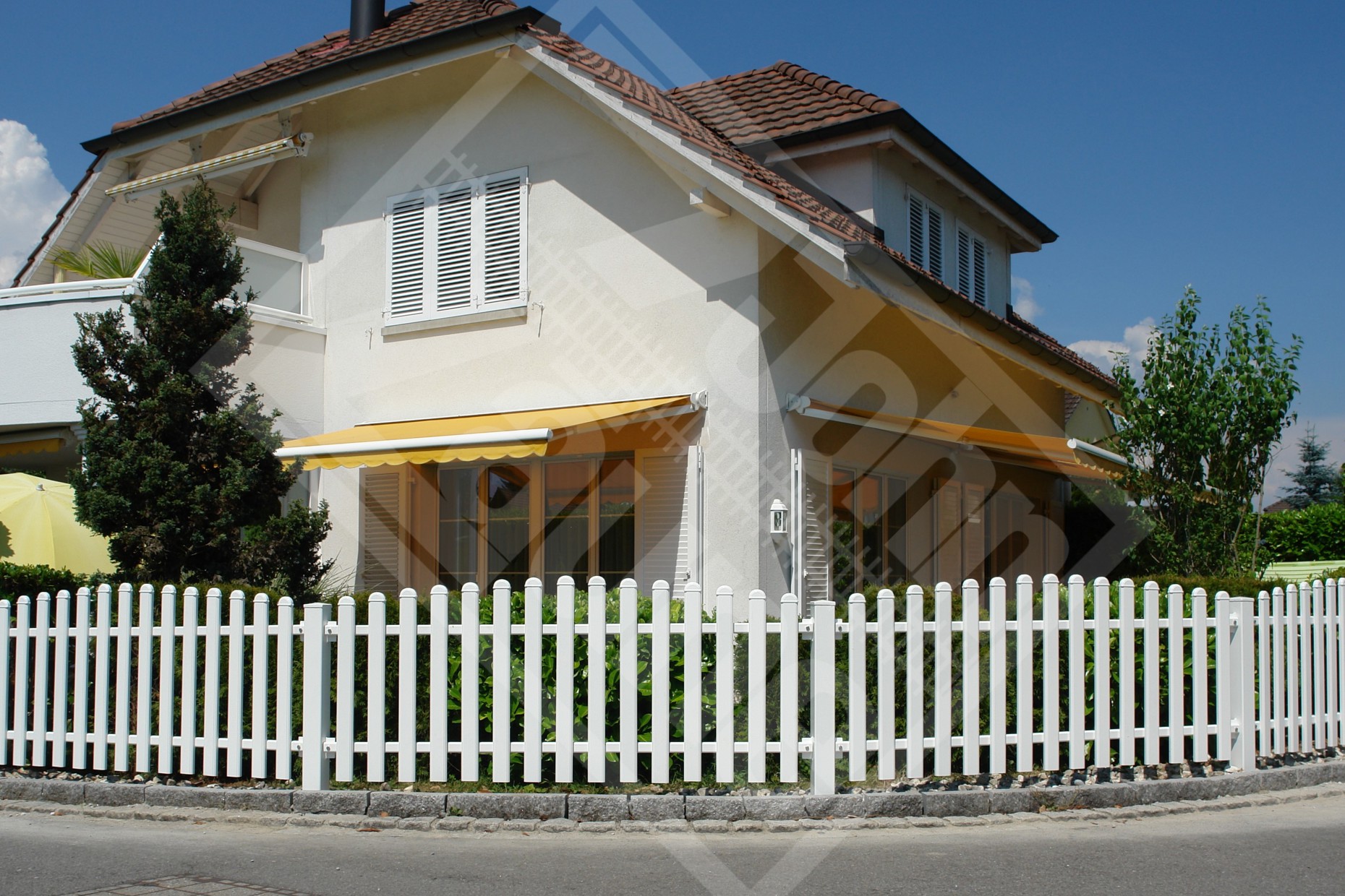 2 Aluminium-Staketenzaun weiss geschweift