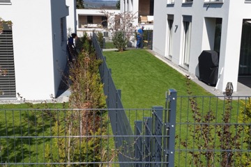Endmontage: Türe wird nach Zauninstallation eingestellt