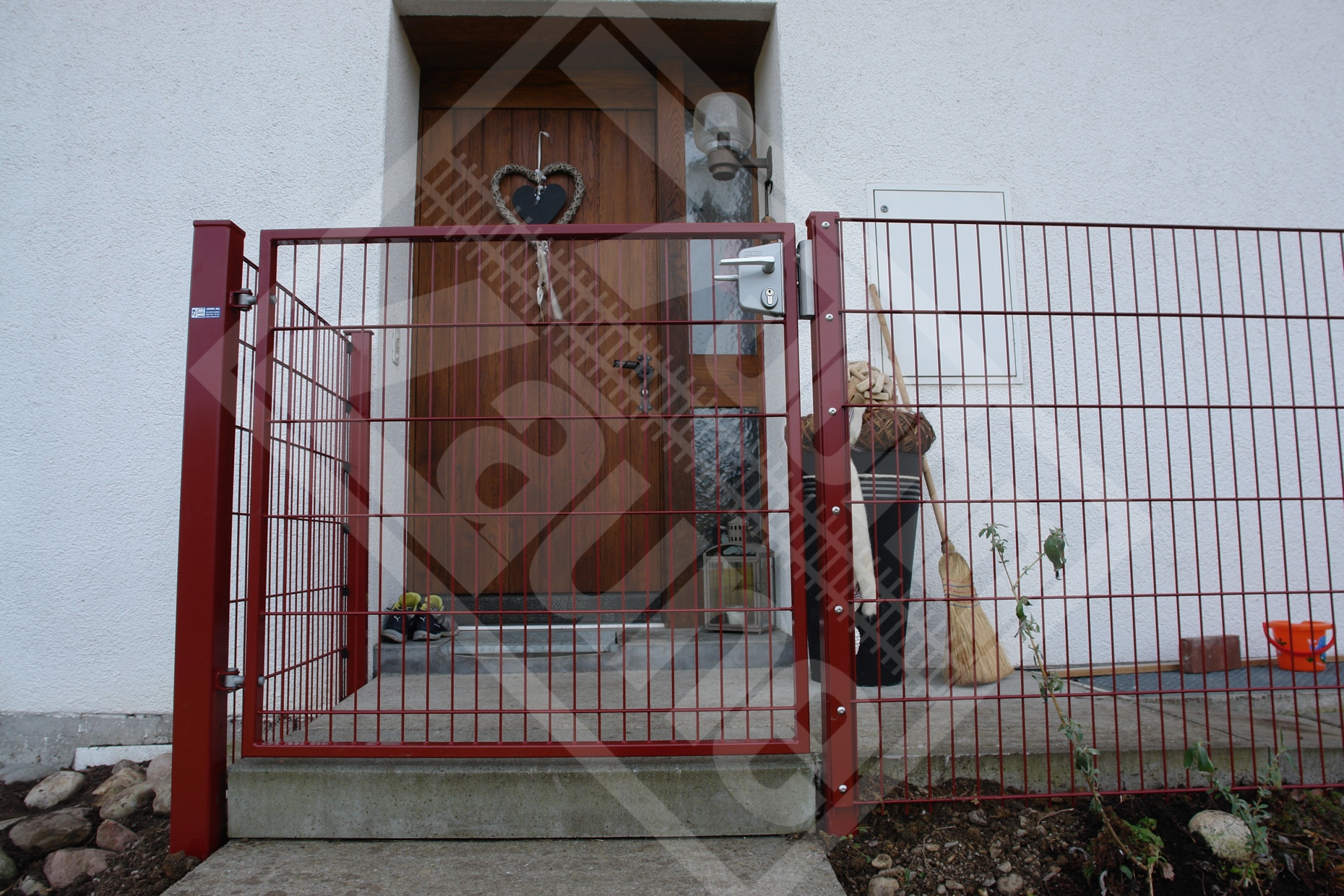 11 Doppelstab-Gittermattentüre verzinkt u. beschichtet rot