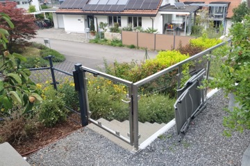 Glas-Geländertüre und Diagonalgeflechtzaun anthrazit in Wohlenschwil
