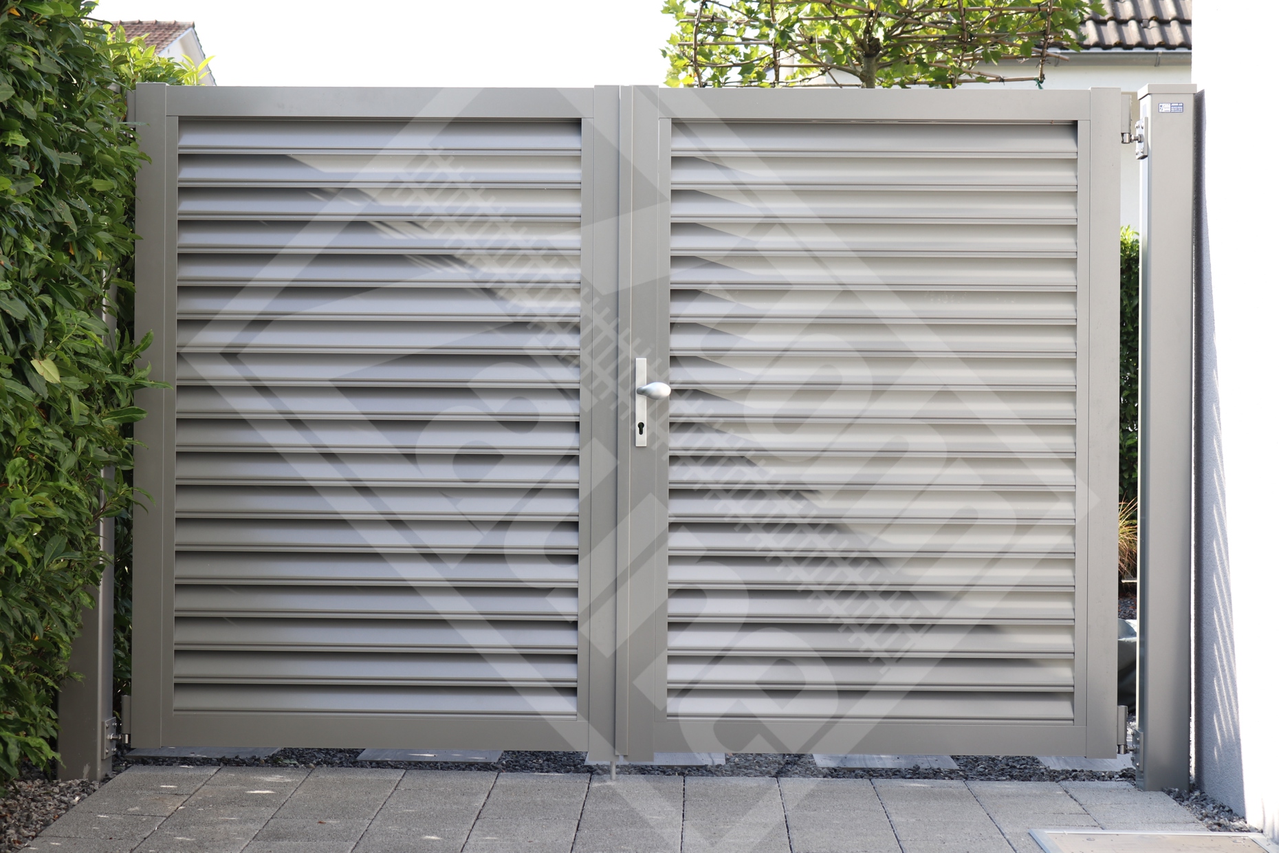 1 Aluminium-Sichtschutztüre mit Horizontallamellen