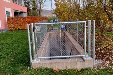 Rohrrahmentüre mit Kindersicherungsknauf in Döttingen