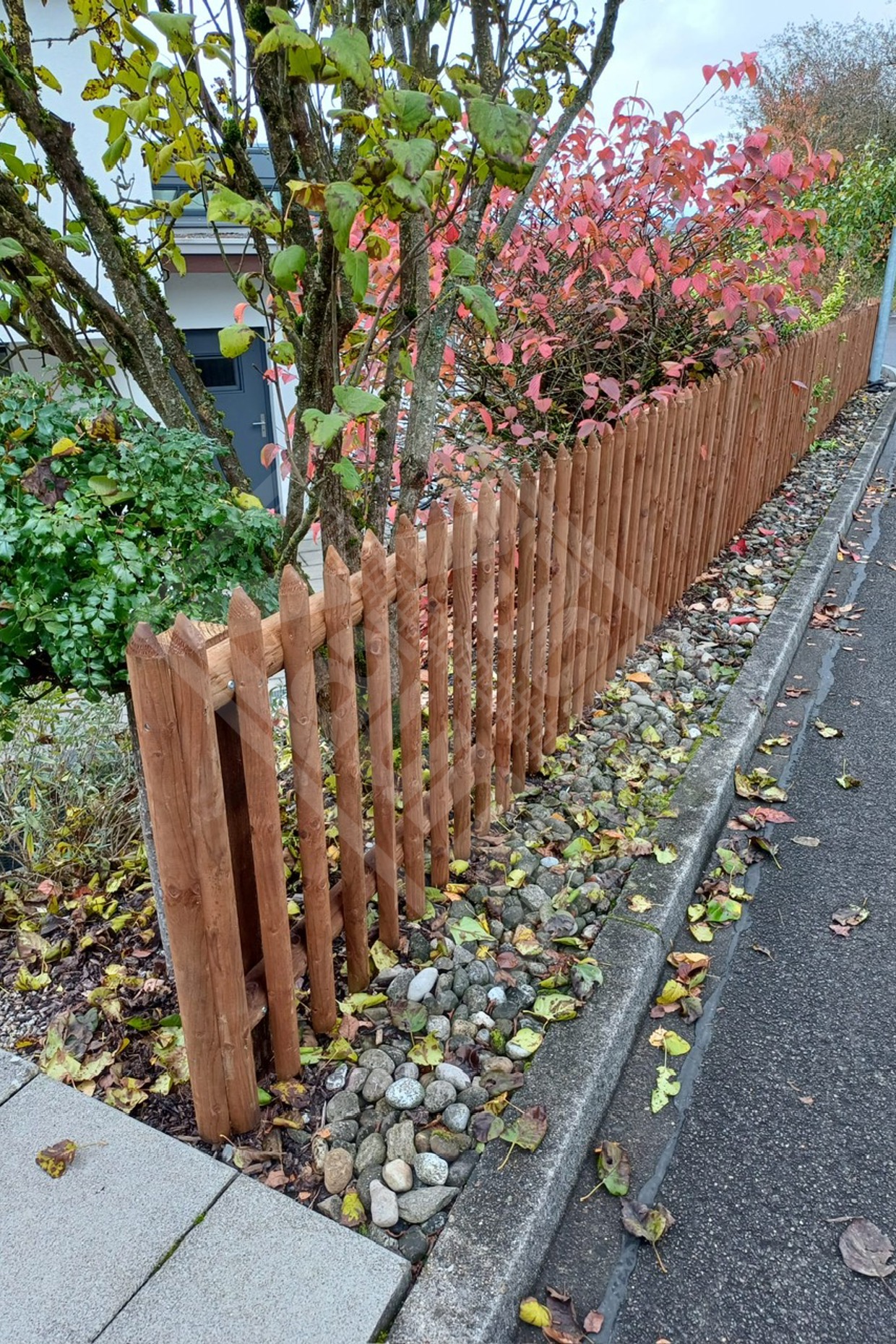 8 Palisadenzaun mit Holzpfosten und Halbrundholztraversen, druckimprägniert