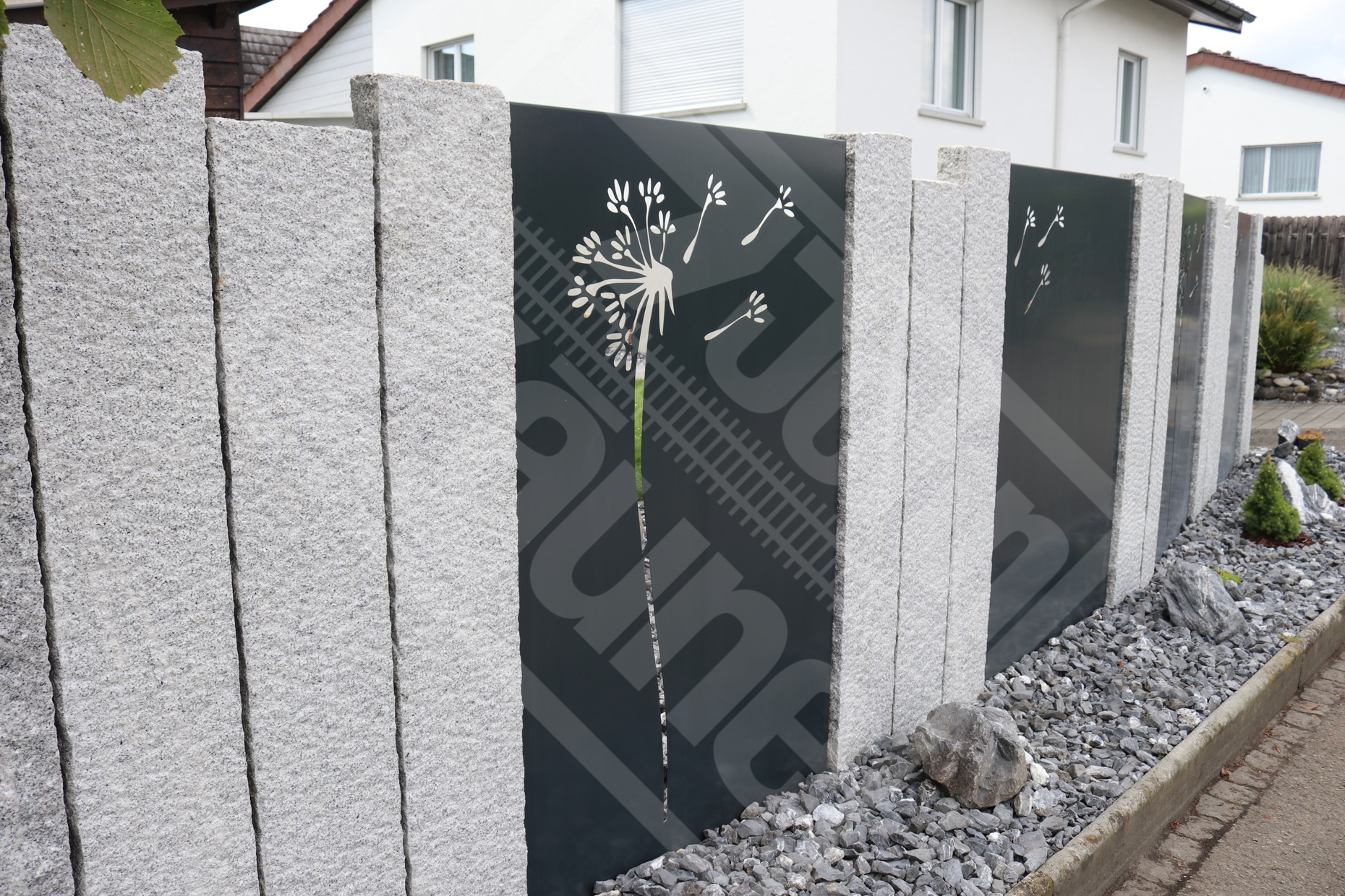 9 Stahl-Motivwand mit Granitstelen-Sichtschutz