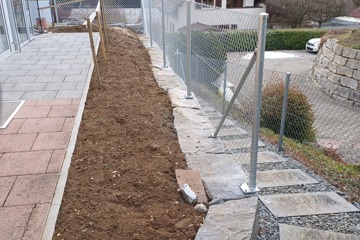 Absturzsicherung mit Diagonalgeflecht auf Granitsteinmauer in Rothenfluh