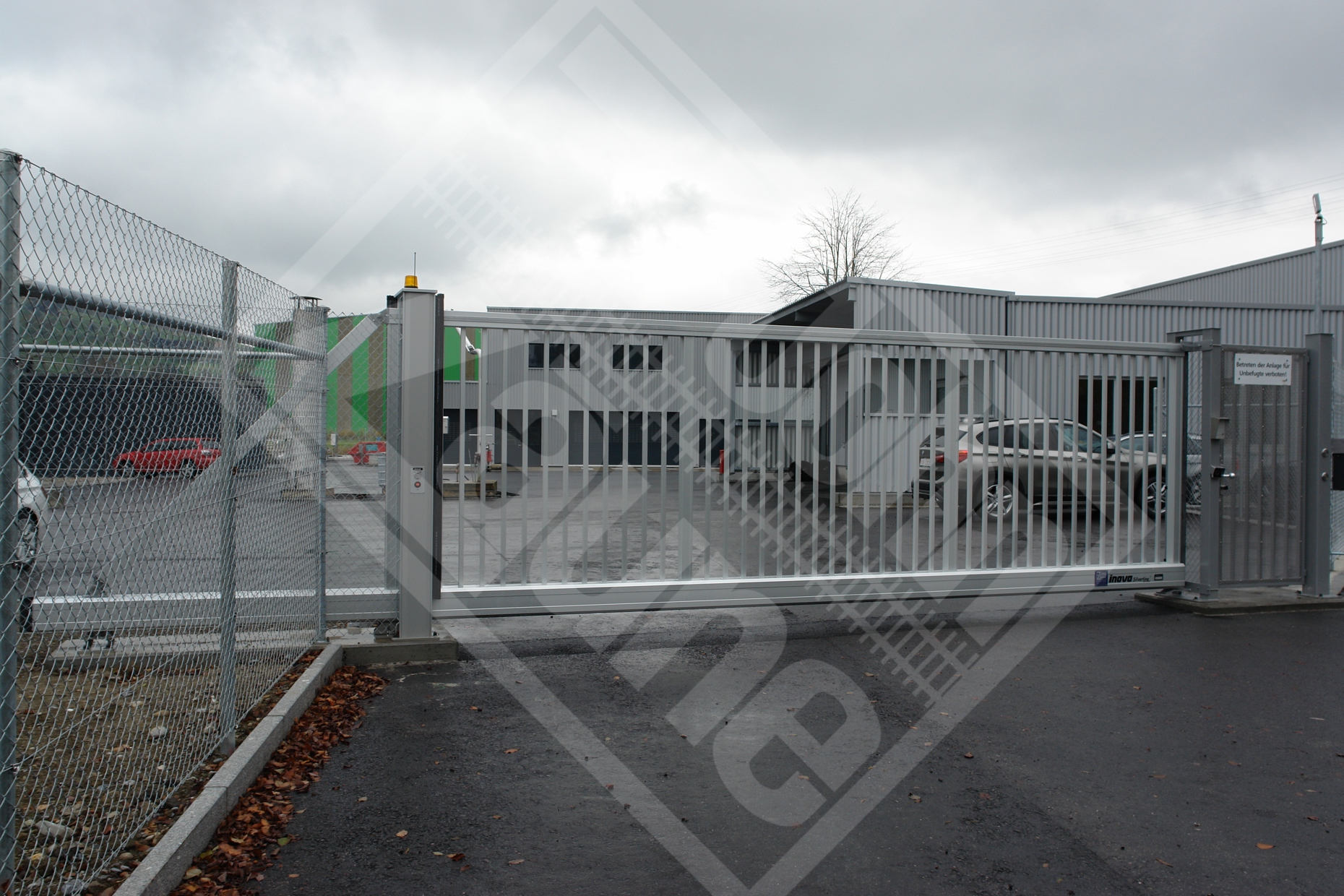 4 Automatische Aluminium-Schiebetoranlage mit seitlicher Personentüre und Gegensprechanlage
