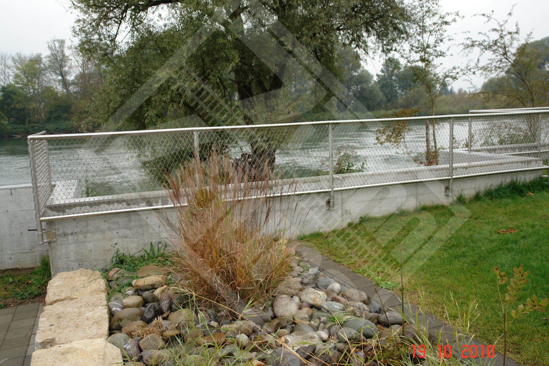 3 Webnetzaun zwischen Schwimmbad und Fluss