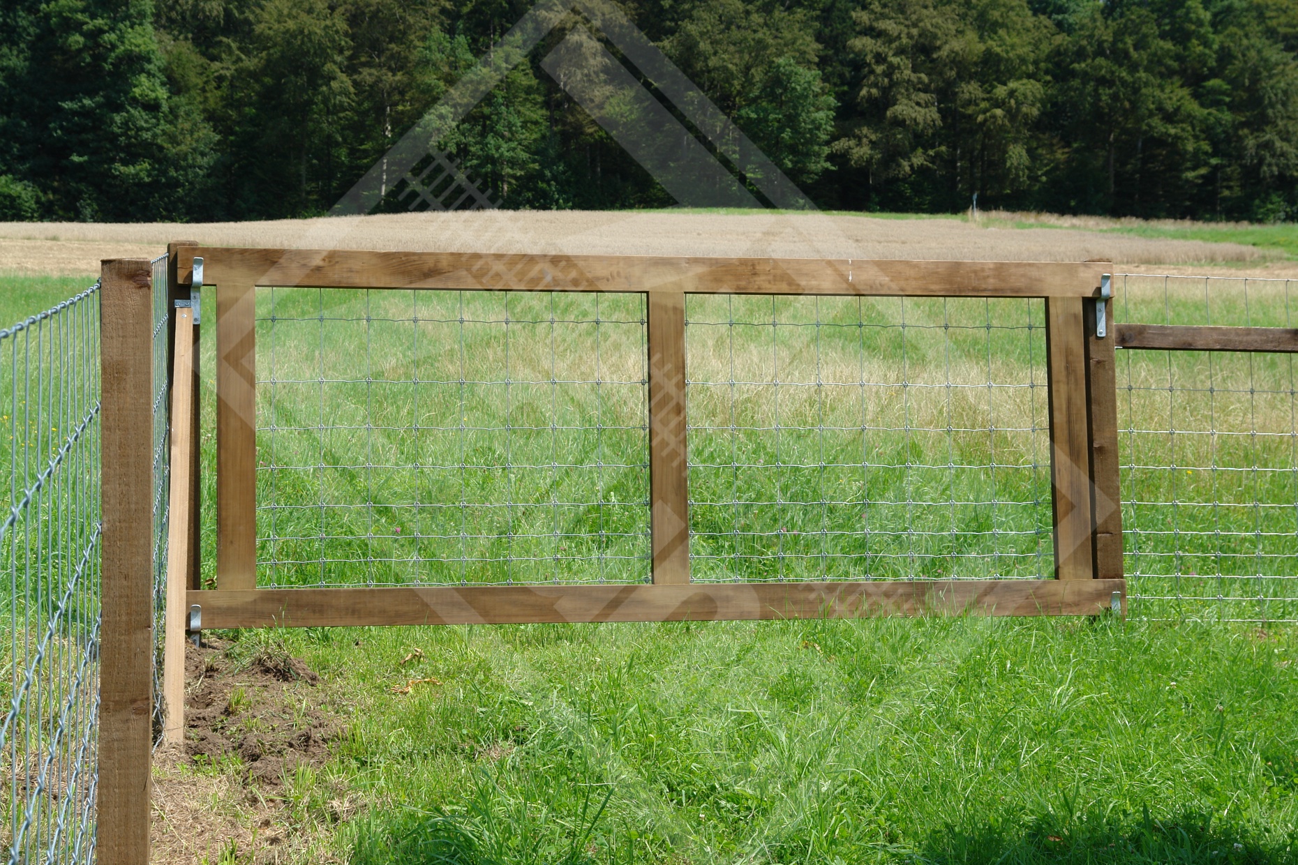 2 Aushebetor Holzkonstruktion mit Knotengitter bespannt