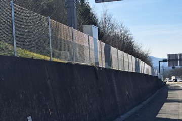 Einsatz für mehr Sicherheit - Montage an der Autobahn