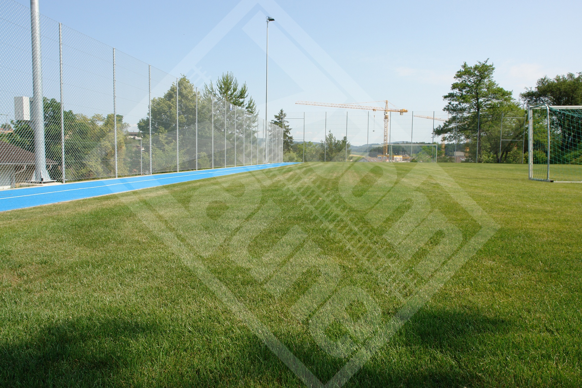 3 Ballfang mit Diagonalgeflechtzaun entlang Laufbahn und Fussballrasen