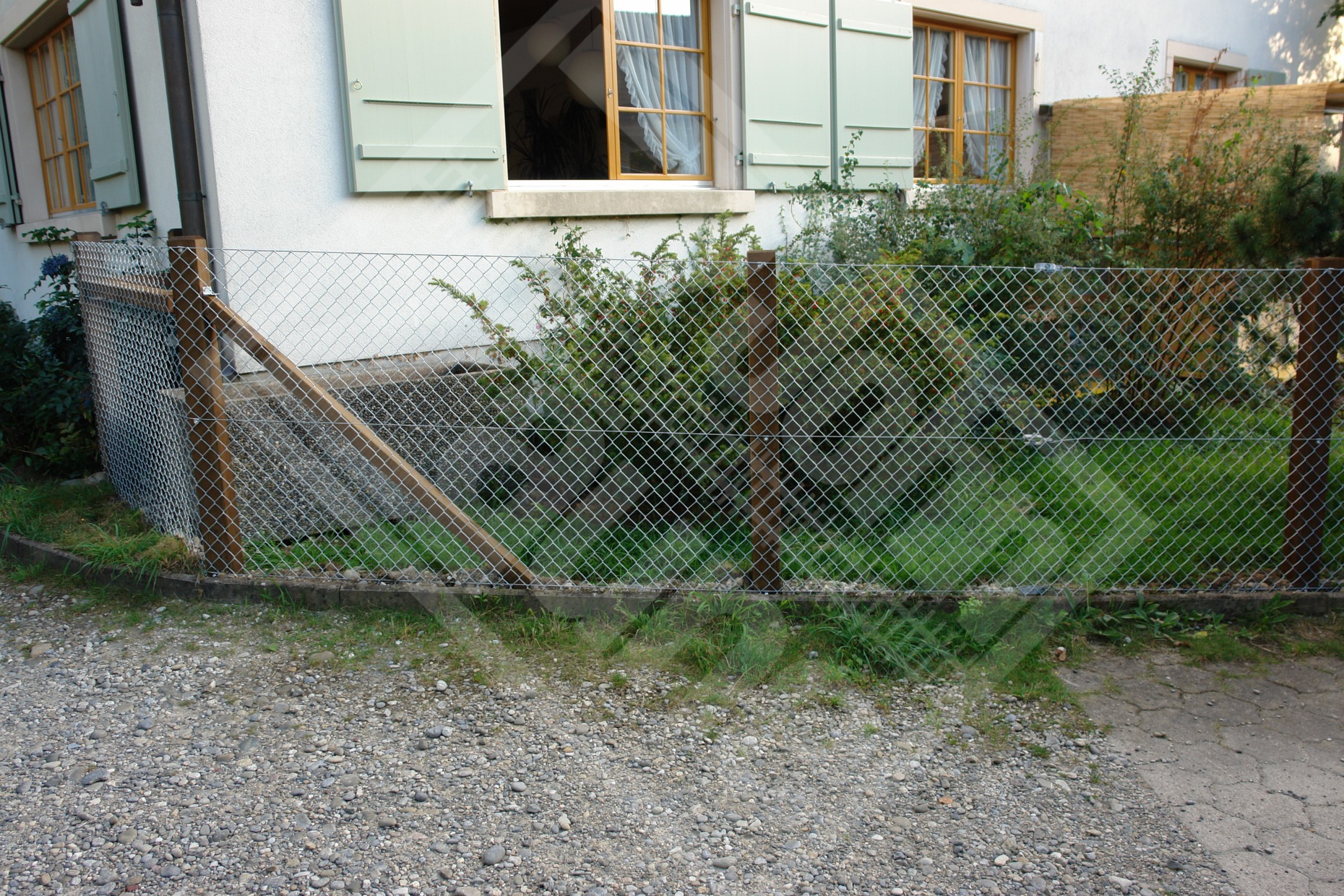 5.5.1 Kaninchen Meerschweinchengehege, Diagonalgeflecht verzinkt mit Lärchenpfosten