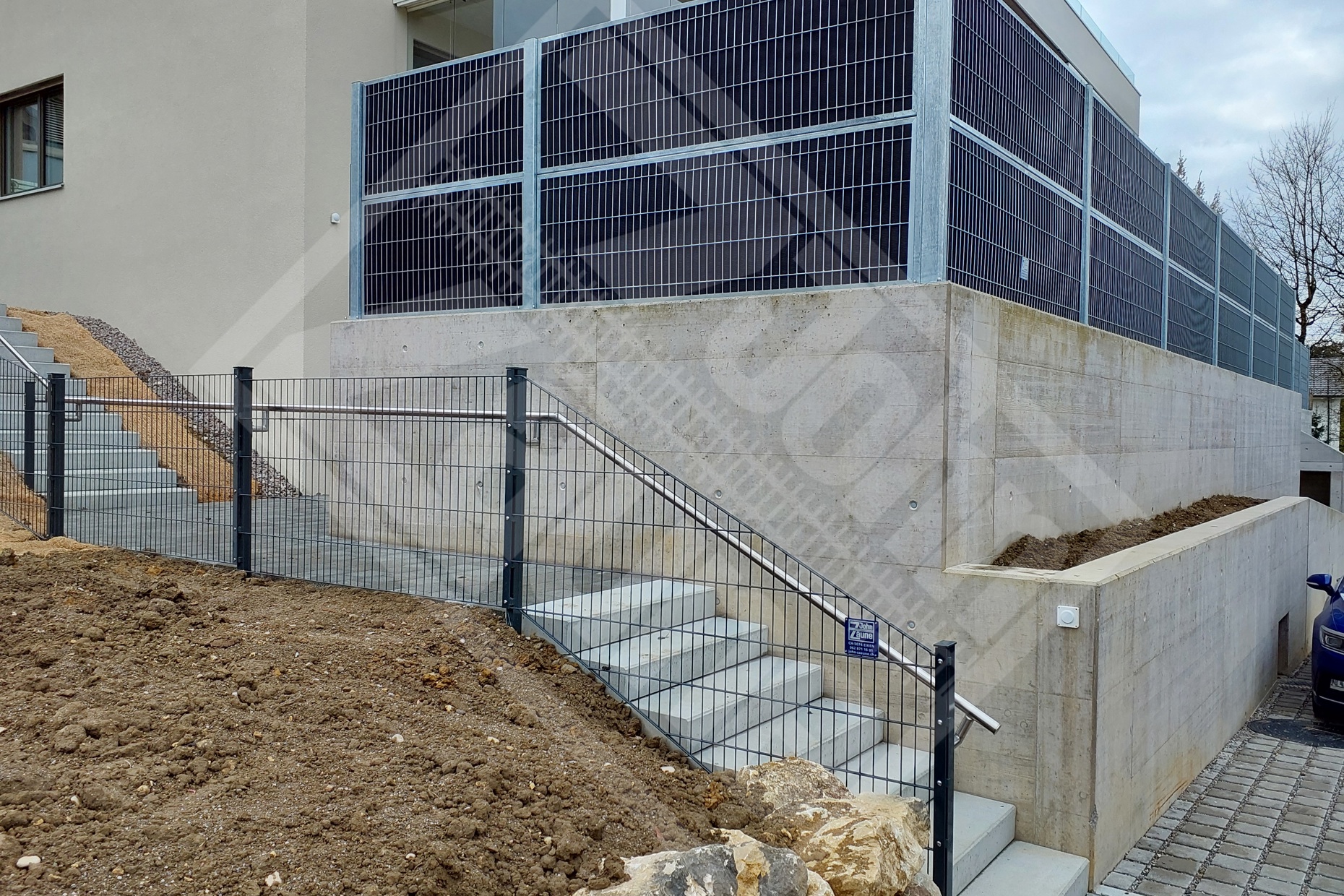 6 Doppelstab-Gittermattenzaun verzinkt u. beschichtet anthrazit im Gefälle verschweisst