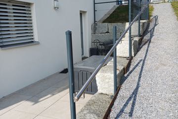 Absturzsicherung in anthrazitgrau und Edelstahl-Handlauf