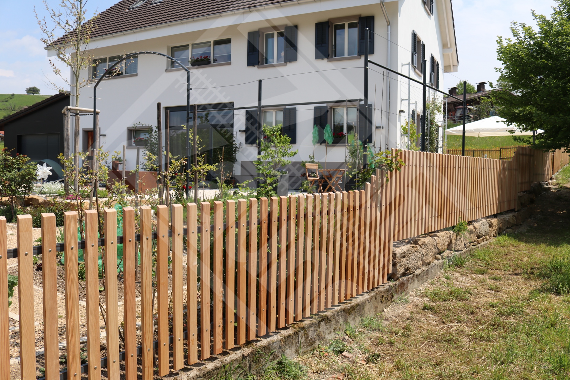 1 Holz-Staketenzaun Lärche Schrägschnittkopf