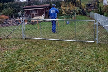 Diagonalgeflechtzaun mit Toren in Gipf-Oberfrick