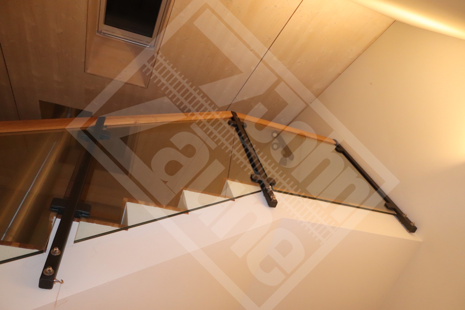 8 Klarglasgeländer mit Holz-Handlauf