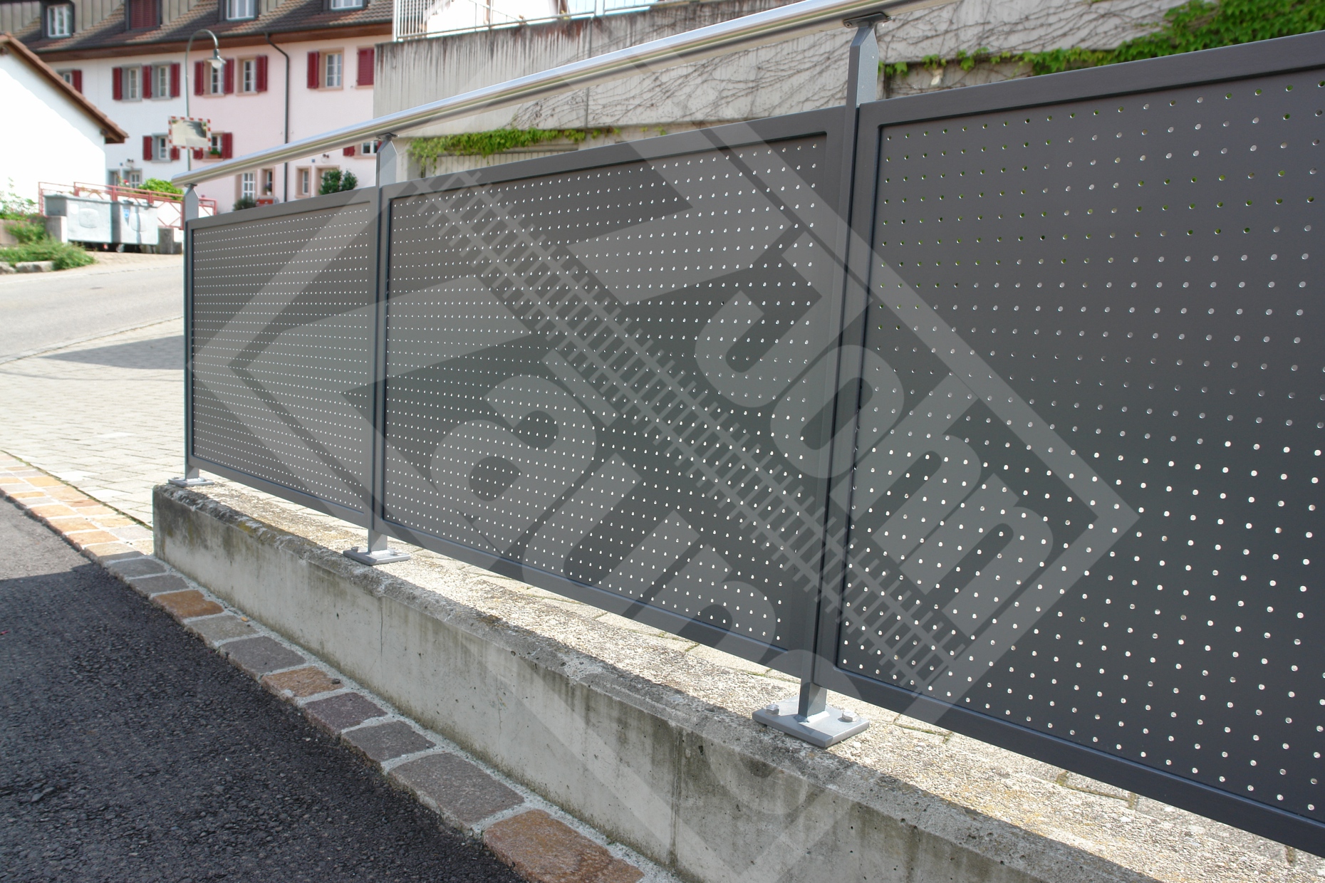 1 Geländer mit Stahl-Lochblechfüllung Edelstahl-Handlauf