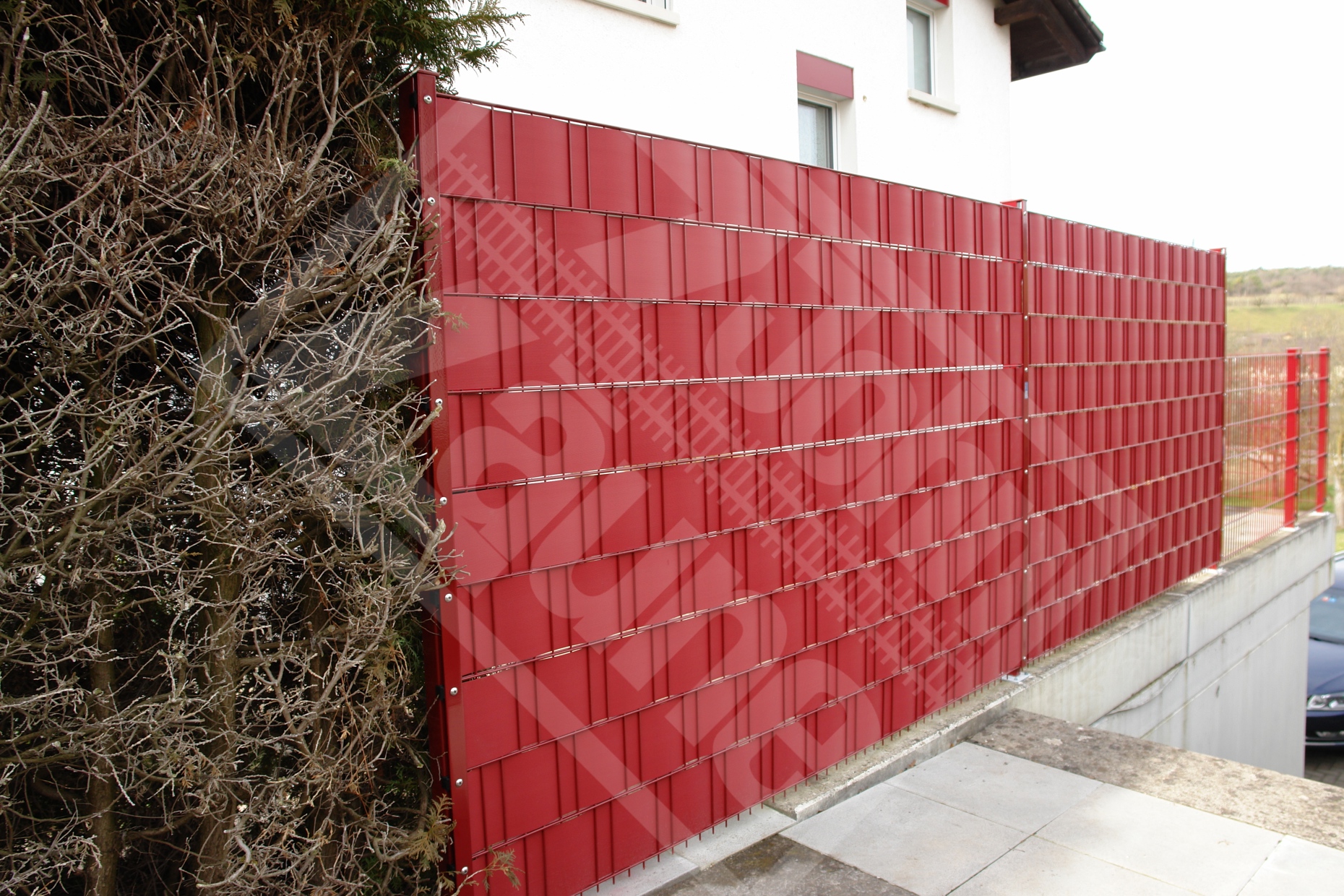 9 Doppelstab-Gittermattenwand verzinkt u. in rot beschichtet mit Kunststoff-Sichtschutzstreifen rot