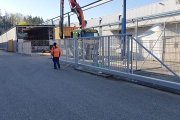 Anlieferung und Montage eines elektrischen Schiebetors mit Kran in Olten