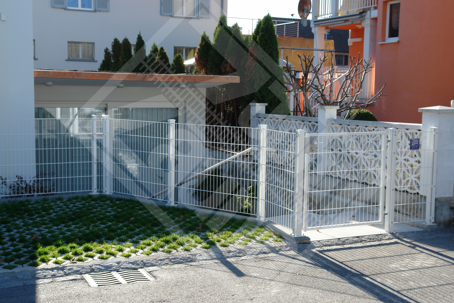 9 Doppelstab-Gittermattenzaun verzinkt u. beschichtet weiss