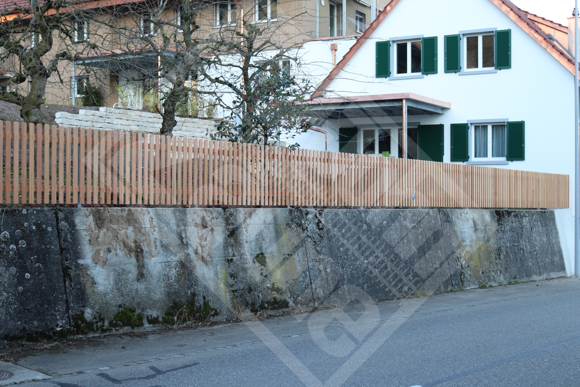 3 Holz-Staketenzaun Lärche natur Halbrundkopf mit Holztraversen auf Mauer